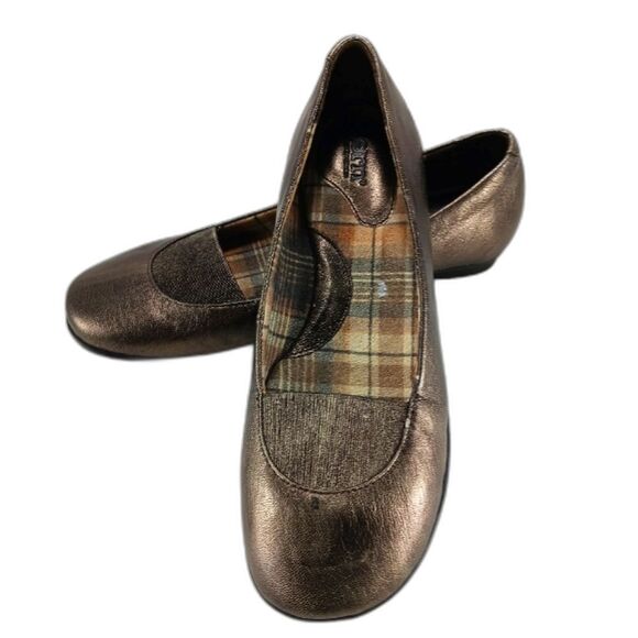 Born Shoes - Born Flats Women's 8.5 Metallic  Brown/ Bronze Uppers. Stretch Comfort Non Slip.